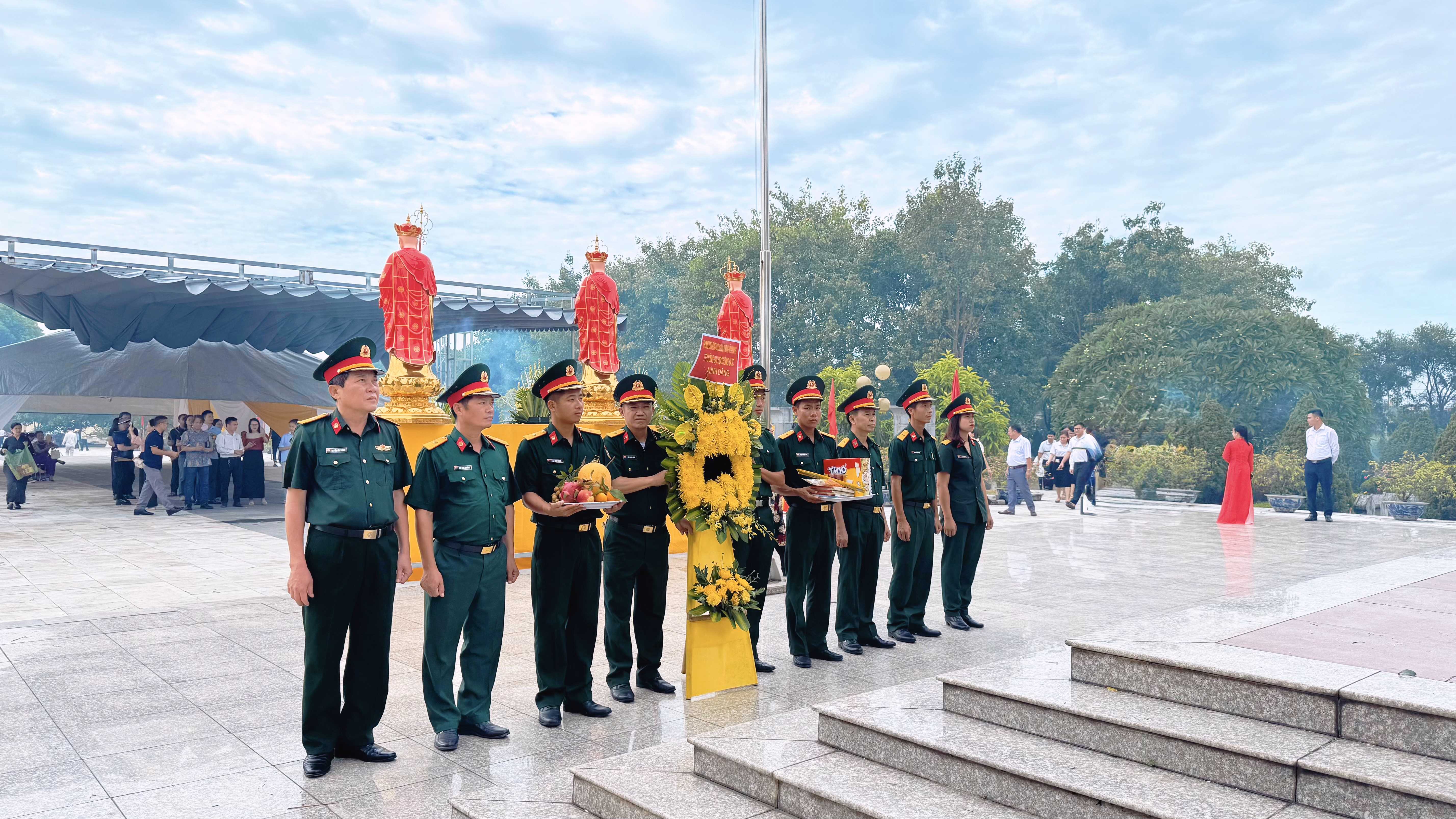 TRUNG TÂM GIÁO DỤC QUỐC PHÒNG VÀ AN NINH TRƯỜNG ĐẠI HỌC HỒNG ĐỨC TỔ CHỨC LỄ DÂNG HƯƠNG, TƯỞNG NIỆM CÁC ANH HÙNG LIỆT SĨ NHÂN DỊP 27/7